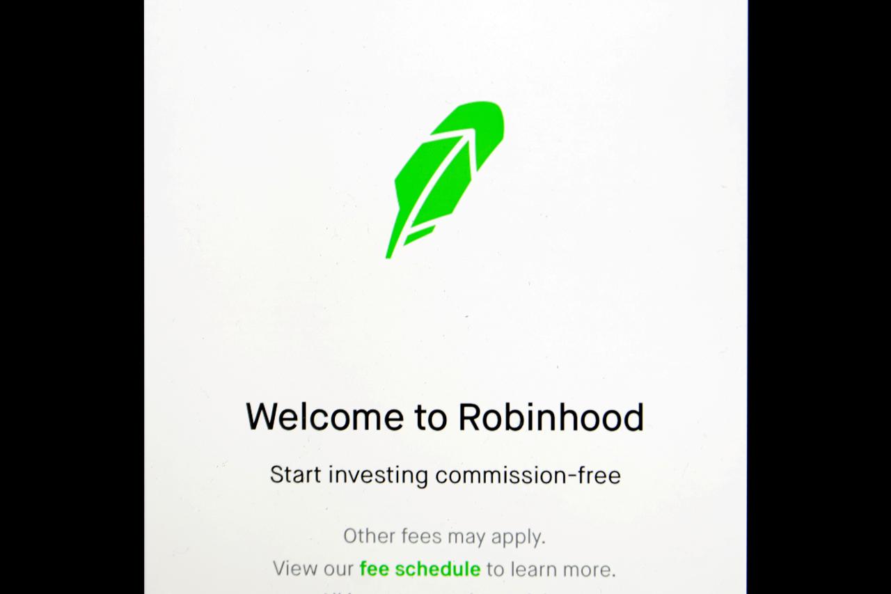 Robinhood closes at .82 in grim stock market debut | Reuters Robinhood closes at .82 in grim stock market debut | Reuters